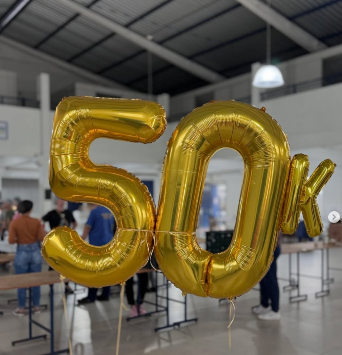 Balões formando 50K, marcando mais de 50 mil marmitas produzidas pela Marmita Solidária