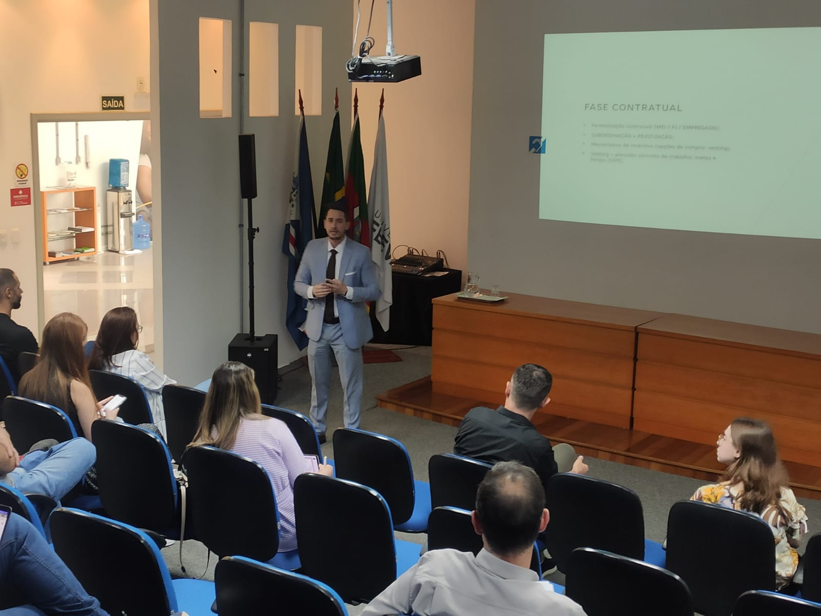Sócio do escritório Flores & Heck em palestra no Feevale Techpark