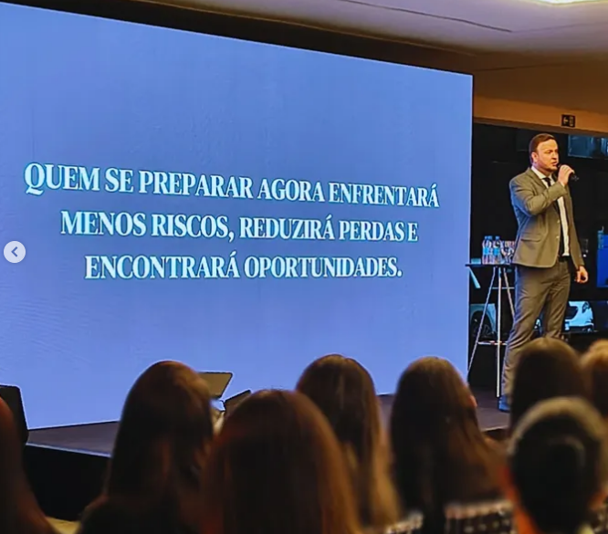 Sócio do escritório Flores & Heck em palestra informativa para a comunidade